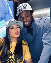 电竞平台-维金斯一家四口生活美满：曾为比赛推迟女友剖腹产