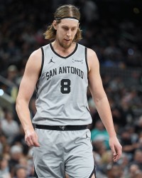 LEYU电竞-解说：马刺的中锋问题需解决 奥利尼克今天的挡拆被对手彻底无视