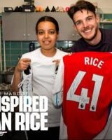 暖男赖斯邀请小球童参观训练中心，并送出签名球衣和战靴